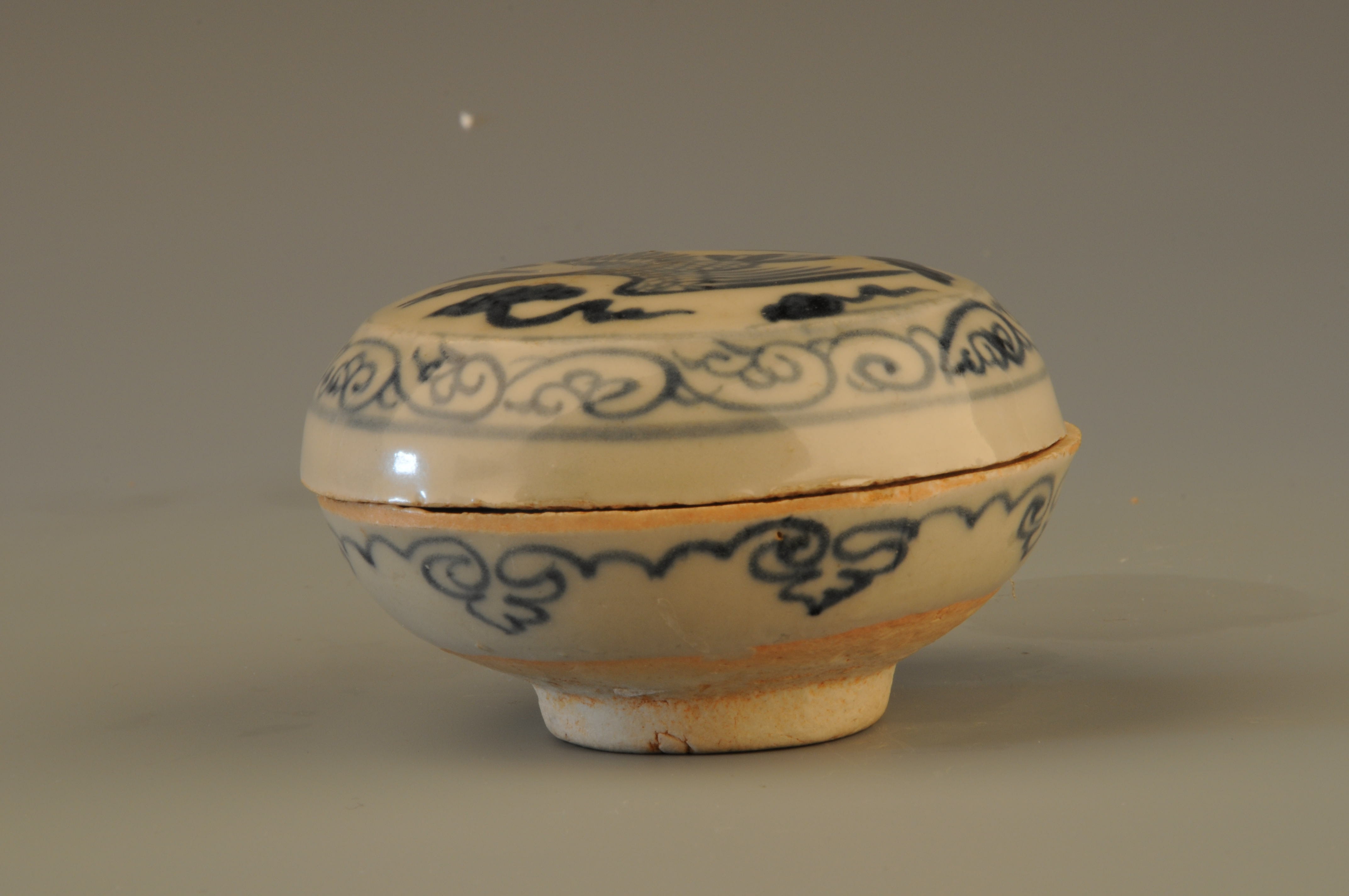 Blue and white porcelain powder box with flying geese pattern of Yuan Dynasty